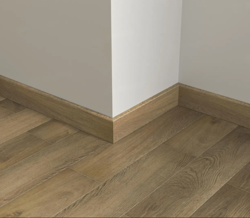 Плинтус Alpine Floor Parquet Light Дуб Насыщенный SK 13-7 2200×80×12,5 фото в интерьере